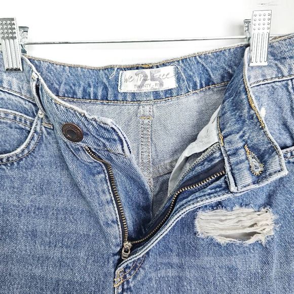 FREE PEOPLE We The Free Distressed Raw Hem Med Wash Denim Mini Skirt Size: 25 - Picture 3 of 8
